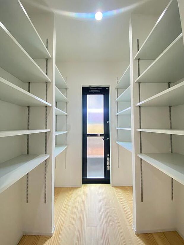 キッチン横にあるパントリーです♪調整のできる棚がついておりますので、日用品から備蓄品まで収納しやすいです♪