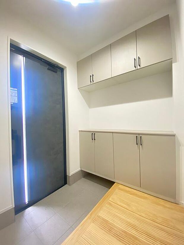 玄関です♪ドアには採光窓がついておりますので、外からの光が中に差し込みます♪上下に収納できるシューズボックス付です♪