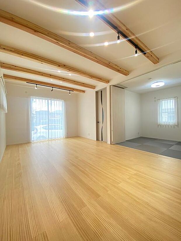 18.3帖のLDKです♪天井の梁や間接照明ががよりスタイリッシュな空間を演出しております♪