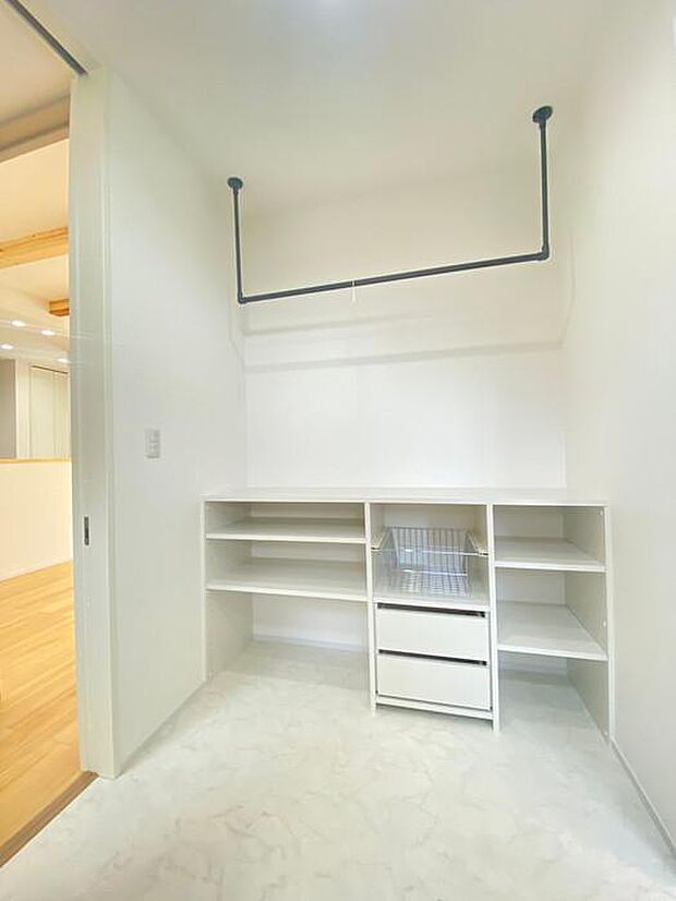 洗面室には、ランドリースペースとしても活用できる収納や作業スペースがあり、家事時短になりますね!