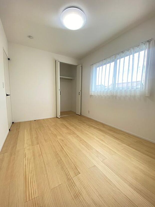 2階にある6帖の洋室です♪各居室収納スペース付です♪南面に窓があり、暖かな光が室内に差し込みます♪