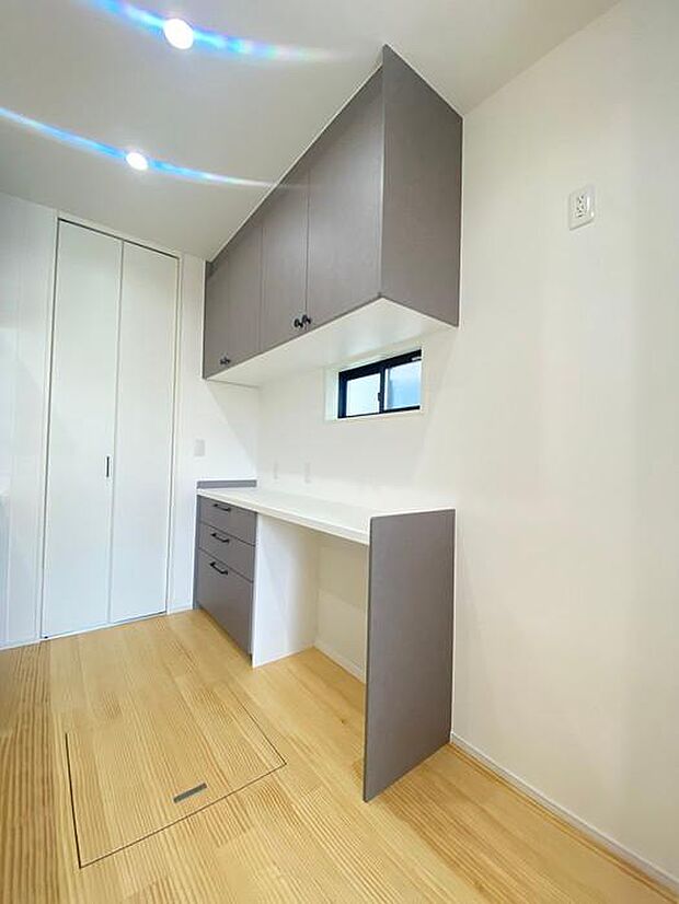 キッチンと同系色のカップボードもあります♪上部・下部の二段に分け、ゴミ置き場スペースも用意した収納です。