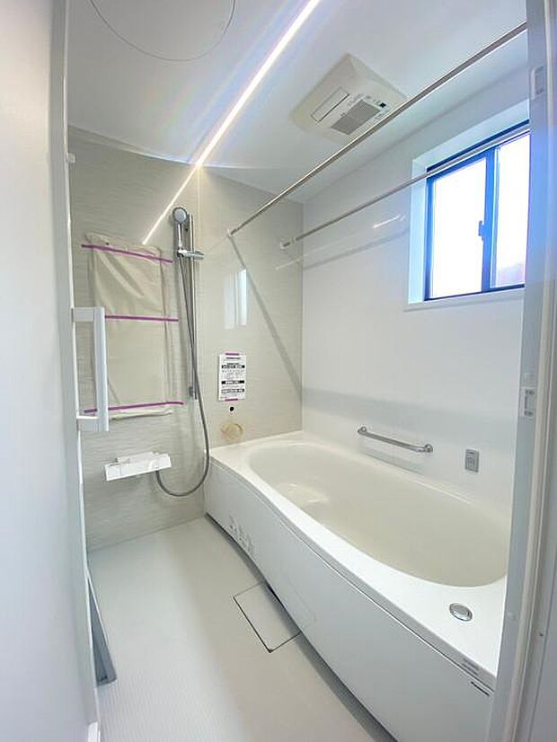 1日の疲れをゆったり癒せる浴室です♪浴室乾燥機付で、天気を気にする事なく洗濯できるのが嬉しいですね♪