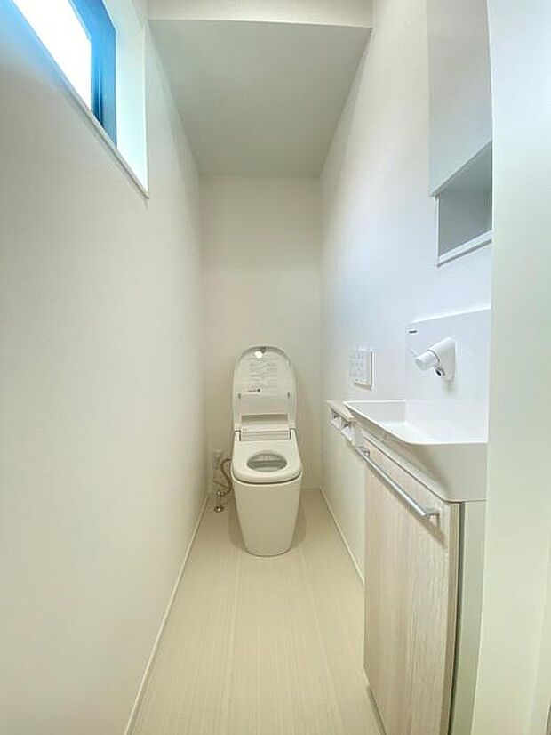 1階のトイレです♪手洗いスペースもありますので、トイレ後に石鹸で手を洗う事ができます♪