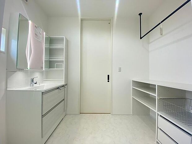 1階洗面室です♪洗面台や洗濯機置場があり、タオル等の収納に便利な棚もあります♪