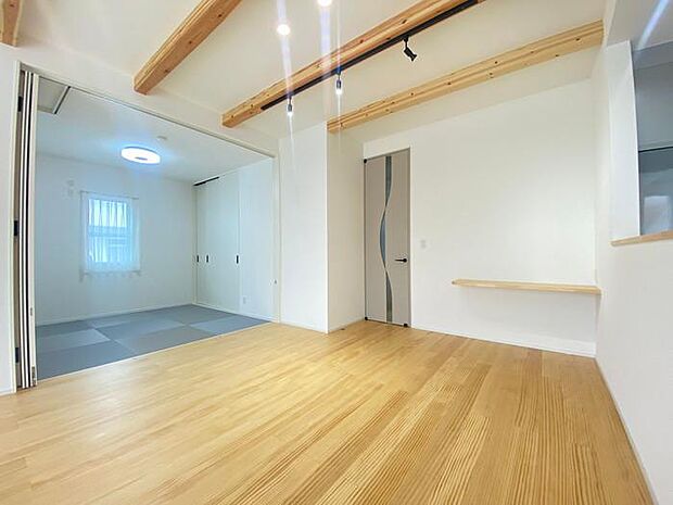 LDK横にある4.5帖の和室です♪扉を開けると、22帖を超えるゆったりとした空間になります♪