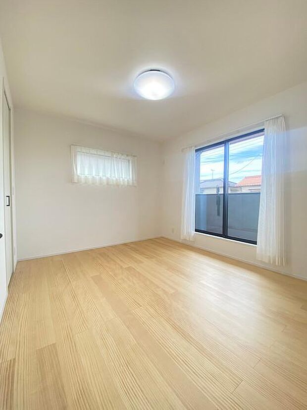 2階にある7帖の洋室です♪バルコニーに続く大きな窓がついております♪南面バルコニーで日当たり良好です!