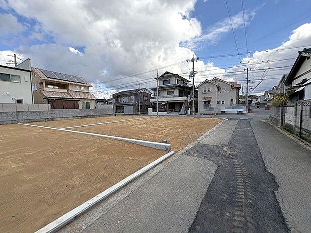 ファミリーマート松山松ノ木店まで約350m♪帰宅が遅くなった際や朝早い時間にも必要なものが購入できて便利です♪