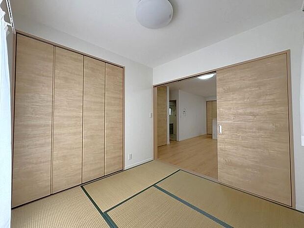 リビング横にある約4.5帖の和室です♪お子様の遊び場やお昼寝、来客用の寝室にと多様な用途で使えます♪