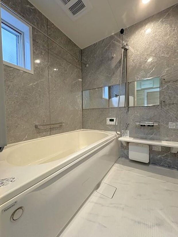 横長の鏡付きで広く見えるお風呂♪ 毎日のバスタイムも開放感たっぷりで、ゆったりとリラックスできます♪