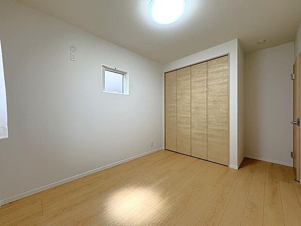 2階にある約5.8帖の洋室です♪2面に窓があり、陽当たりも風通しも良好♪子ども部屋や寝室など、使い方いろいろ♪