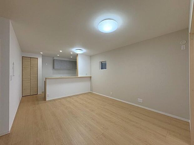 約15.5畳のLDKは、家族みんなでゆったりと過ごせる広さ♪家族団らんの時間をゆっくり楽しめます♪