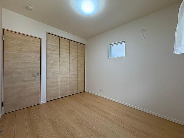 2階にある約5.3帖の洋室です♪扉付きクローゼットでスッキリ収納でき、お部屋をいつでもキレイに保てます♪