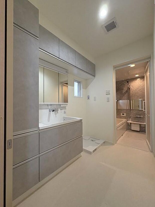 大きな収納付きの洗面台です♪小物やタオル、日用品もすっきりしまえて使いやすい空間です♪