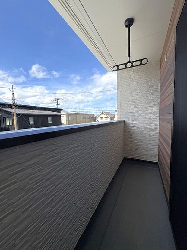 南向きのベランダで洗濯物がよく乾きます♪毎日の家事がラクになり、晴れの日も気持ちよく過ごせます♪