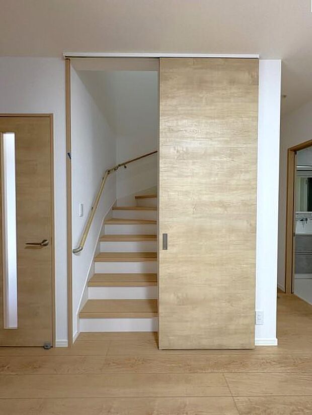 リビング階段は扉付きで、冷暖房効率を保ちながら家族のコミュニケーションも大切にできます♪