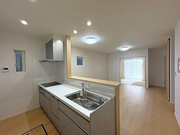 カウンターキッチンからはリビング全体を見渡せるので、料理をしながら家族との会話も弾みます♪