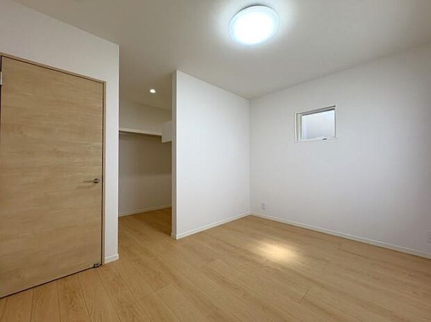 2階にある約6帖の洋室です♪家具配置しやすく使い勝手良好♪ゆったりとくつろげる空間です♪