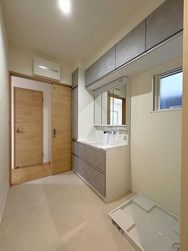 約2.5畳の洗面脱衣室は、洗濯や身支度がしやすく、家族みんながゆったり使えるちょうどいい広さです♪