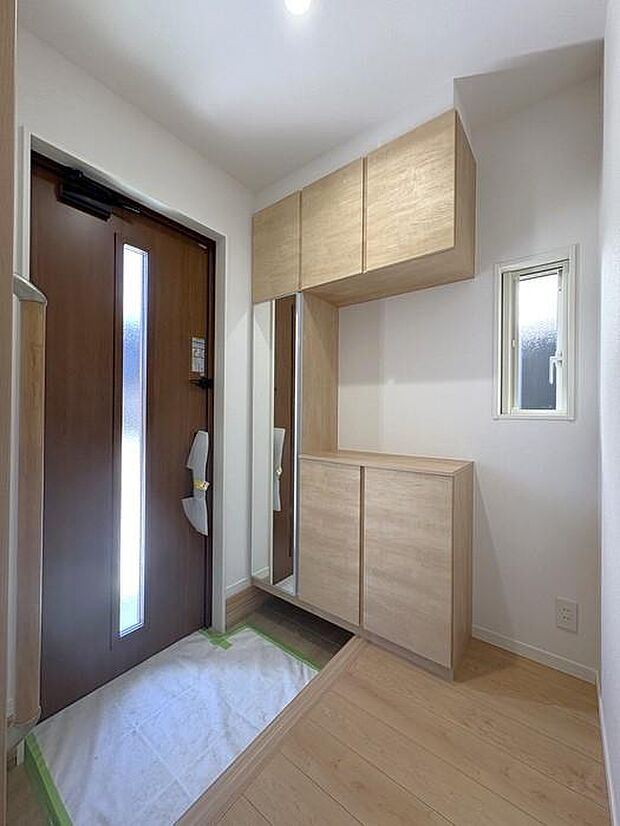 木目調の玄関収納が温かみのある雰囲気を演出し、家族やお客様を優しく迎えます♪嬉しい姿見付き♪