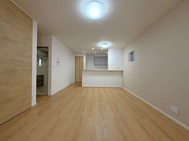 ソファーにテレビボード、ダイニングテーブルを置いても広々使えるリビング♪ 家具選びもワクワク♪