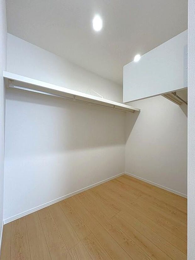 ハンガーパイプが設置された約3畳のウォークインクローゼットは、整理整頓がしやすく使い勝手抜群です♪