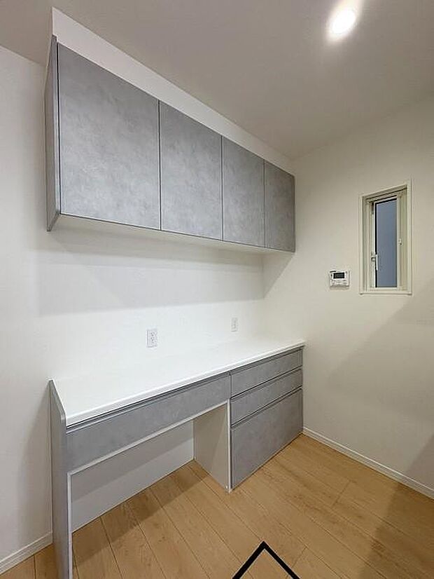 収納力抜群のカップボード付きです♪食器や調理器具をすっきり収納できて嬉しいですね♪