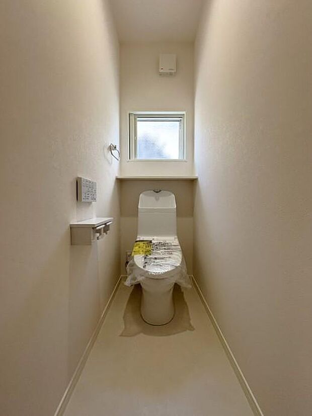 2階にあるトイレです♪忙しい朝の時間帯も2か所あると安心感がありますね♪採光も良好で明るい空間です♪