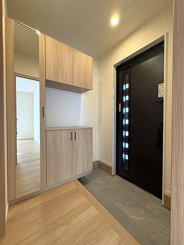 玄関収納は美しい木目と強い耐久性を両立させた『VERITIS』を採用。家族の靴をスッキリ収納することができます。内覧ご希望の方はお気軽にお問い合わせください♪。