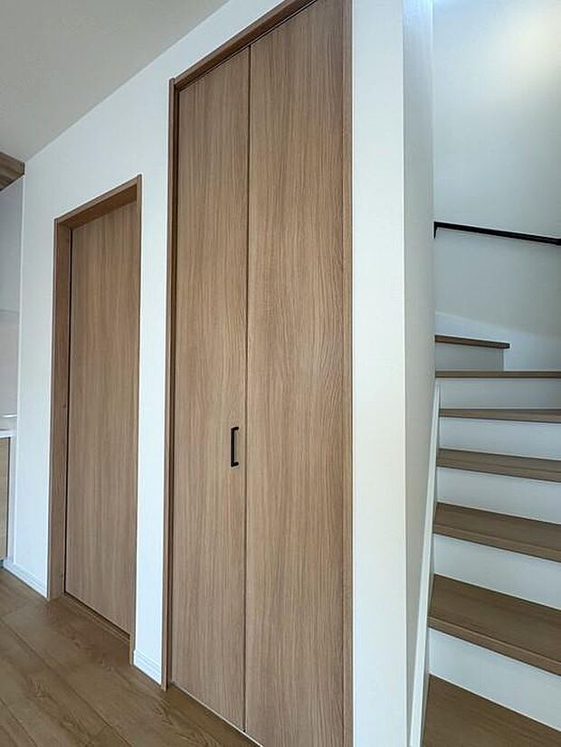 家族をより身近に感じるリビングイン階段♪横にも収納スペースがございます♪掃除用具などの収納もしやすく、使いたい時にすぐ出せるのが嬉しいですね♪