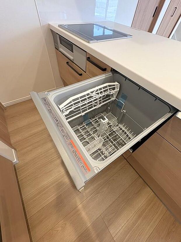 SUMiTASの新築戸建には食洗器が備え付けられております♪食器を洗う時間を短縮♪家族との憩いの時間に繋がりますね♪