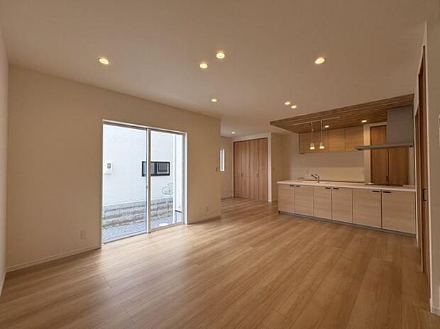 約18.8帖のLDK♪南側に大きな窓がついておりますので、外からの光が差し込む、癒しの空間です♪