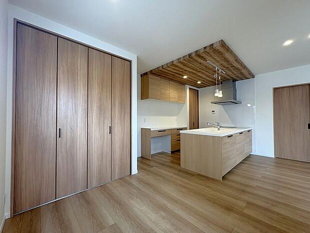 キッチン横には収納スペースがついております♪子どものオモチャや小物などの収納から冬にはコートなどの収納もできるのが便利ですね♪