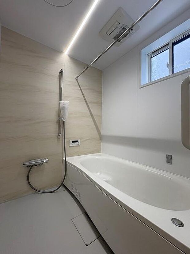 浴室の換気設備は、浴室乾燥・暖房・涼風・換気付!オートルーバー採用で、浴室内の隅々まで空気を届け循環させる事で、浴室内をしっかり換気してくれます♪お洋服の乾燥にも貢献で家事時短です♪