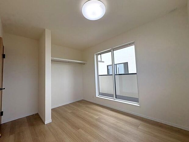 2階5帖の洋室です♪収納部分はオープンな仕様で、お部屋を広く見せる効果を持たせるのと共に、扉分のデッドスペースを解消いたしました。