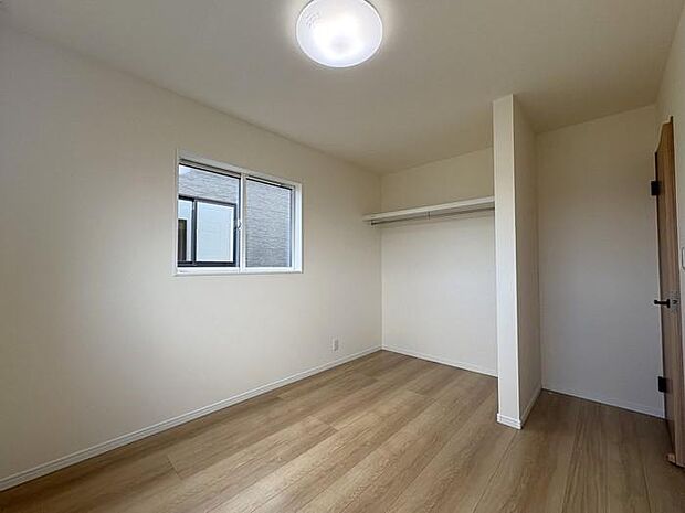 2階5帖の洋室です♪採光・換気用の窓が2か所設置されており、通風・採光良好です♪