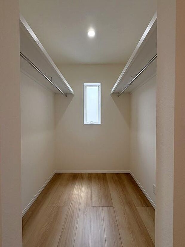 2階廊下にあるウォークインクローゼットです♪家族が共有しやすいスペースで、洋服以外に趣味用品なども収納可能です♪