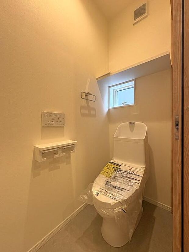トイレは1・2階とも『TOTO』を採用。フチレスのトイレで、とても掃除のしやすい仕様です。ペーパーホルダーも2連式を採用し、使いやすさをプラスしました。