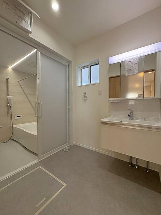 約1帖の洗面室です♪浴室までフラットな導線になっております♪浴室と洗面室両室に換気のしやすい窓がついております♪