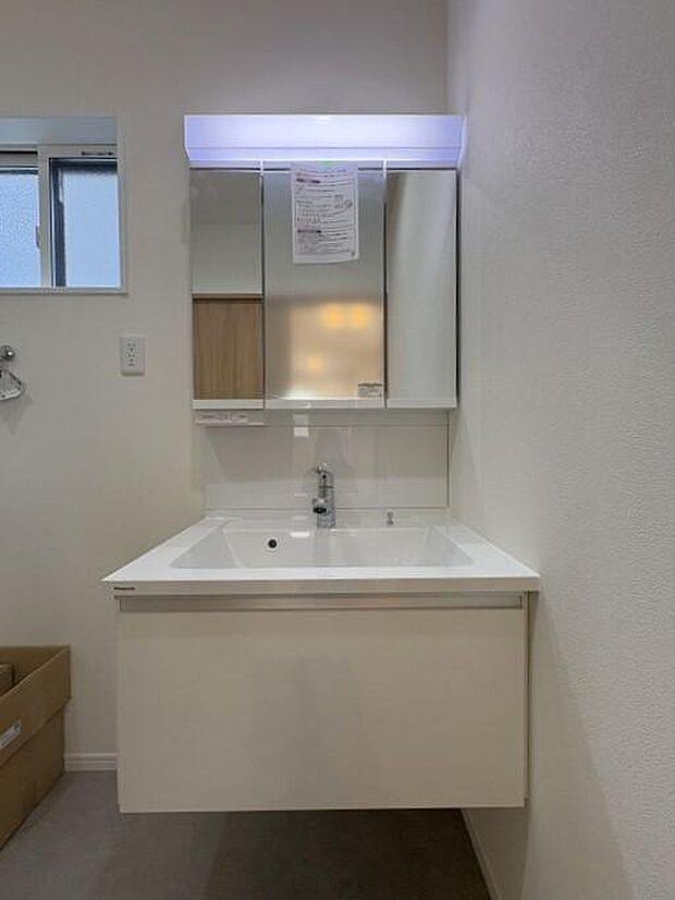 1階の洗面台です。ヒーターレスでくもりにくいミラーの『Panasonic製』を採用♪全面がくもりにくい為、お風呂上がりもクリアに見え、電気代もかからず経済的です♪