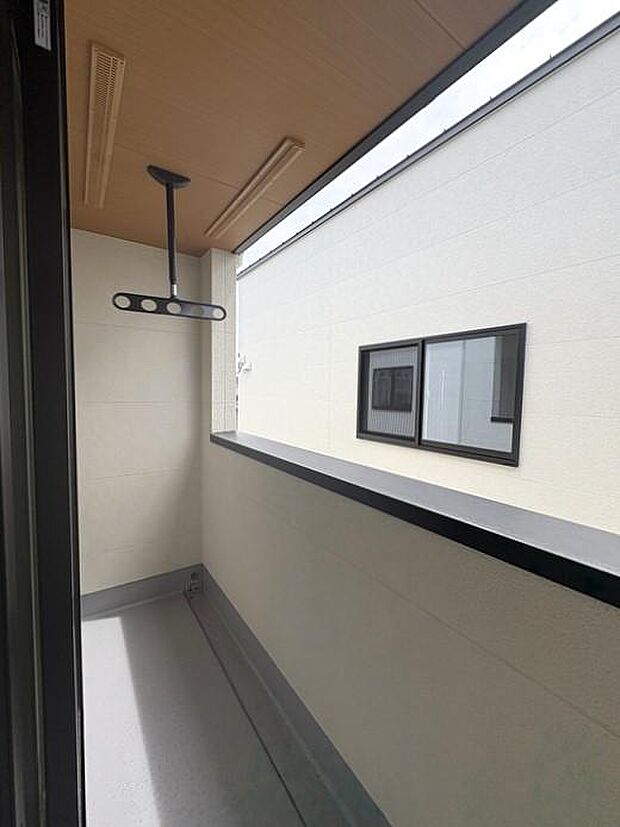 バルコニーは洗濯物にも嬉しい南側♪屋根がついているので、急な小雨にも安心です♪物干し金物もついてます♪