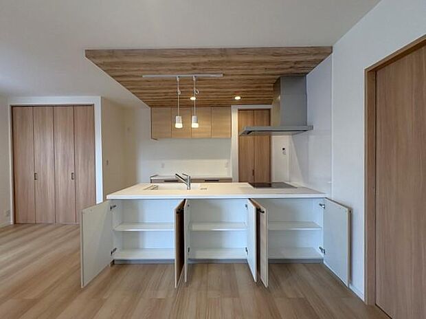 リビング側の収納スペースです♪容量もあるので、物が多くなりがちなリビングの小物を収納しやすく扉を閉めるとスッキリとした空間へ♪