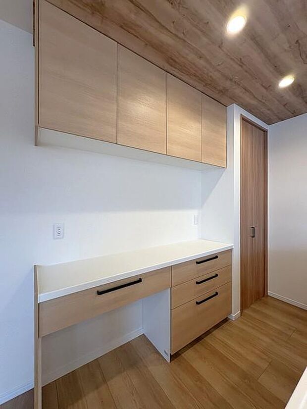 SUMiTASブランドのキッチンには、備え付けのカップボードがあります。キッチン奥側には1帖分のパントリースペースもあり、用途に分けて食材や食器類を収納いただけます。