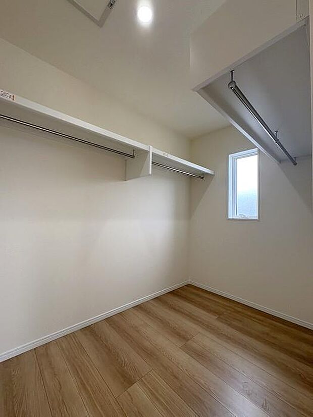 2階6帖洋室のウォークインクローゼットです♪洋服の収納に便利なハンガーパイプ付です♪