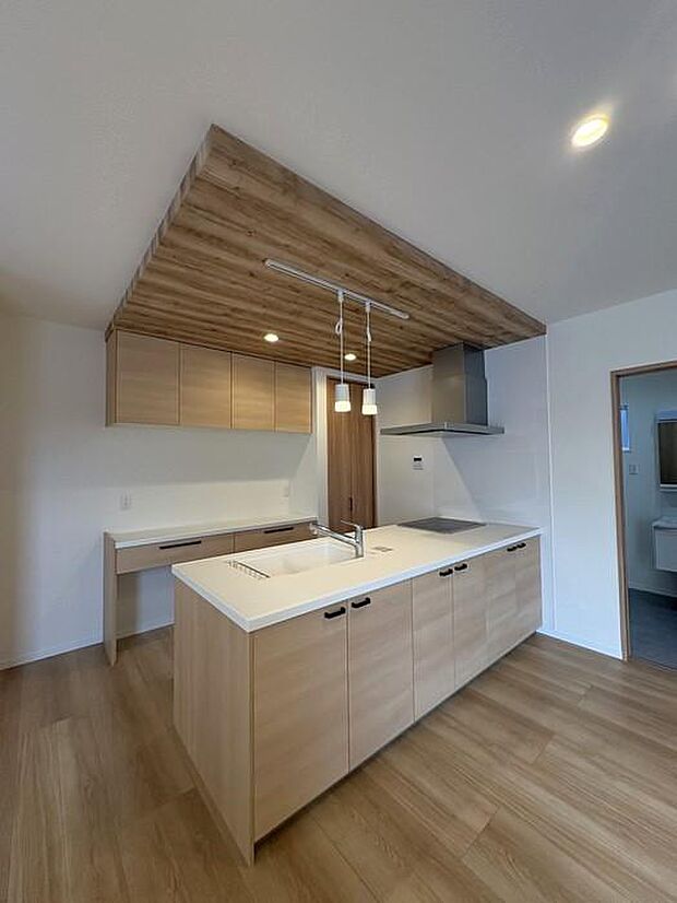 『Panasonic製』のキッチンを採用。コンロ前の壁を無くし、ふらっとにすることにより、収納スペース・作業用スペースを造り、開放感のある仕様に仕上げます♪