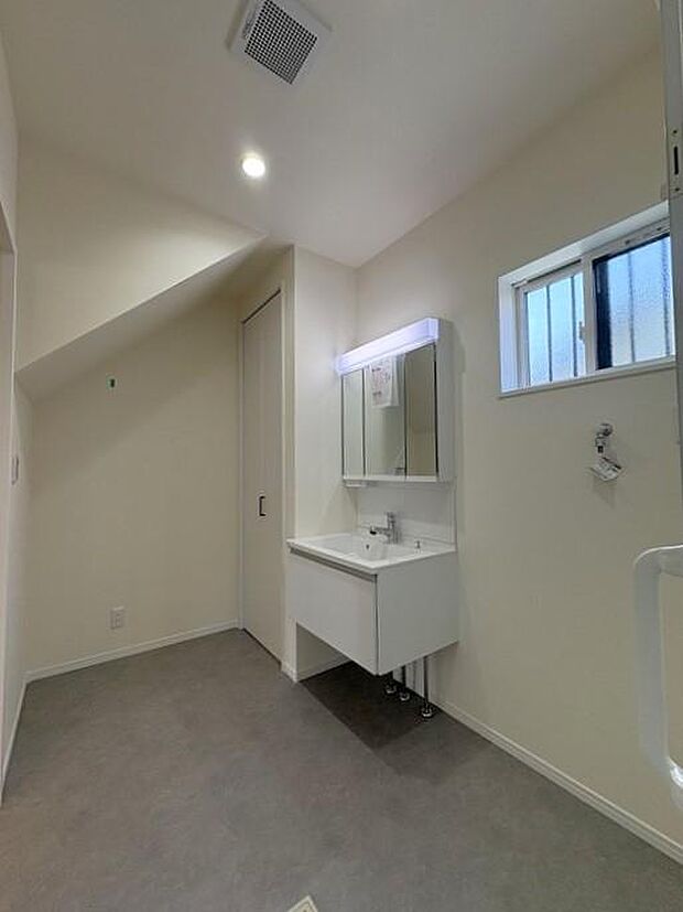 洗面室です♪約3帖のスペースです♪換気のしやすい窓もついております♪内覧をご希望の方はお気軽にお問い合わせください♪