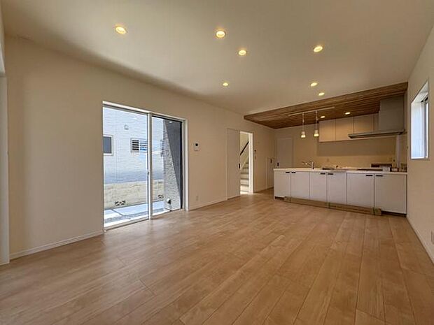 1階16帖のリビングには大きな窓がついております♪南側にありますので、暖かな光が室内に差し込みます♪