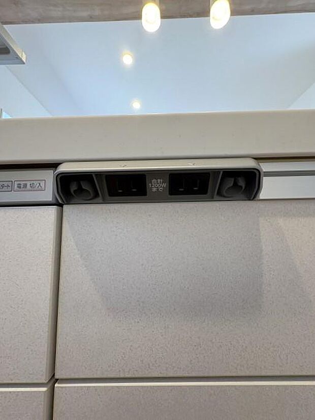 コンセントのあるキッチンを採用しております♪ミキサーなど、電気を使う調理器具の際にあると嬉しいアイテムです♪