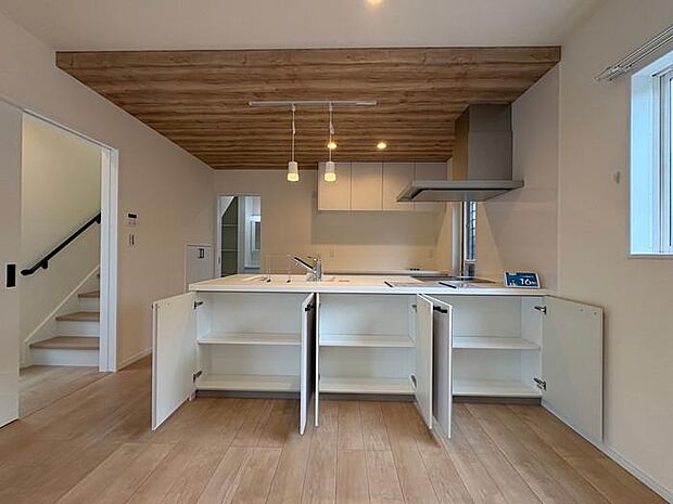 『Panasonic製』のキッチンを採用。コンロ前の壁を無くし、ふらっとにすることにより、収納スペース・作業用スペースを造り、開放感のある仕様に仕上げます♪