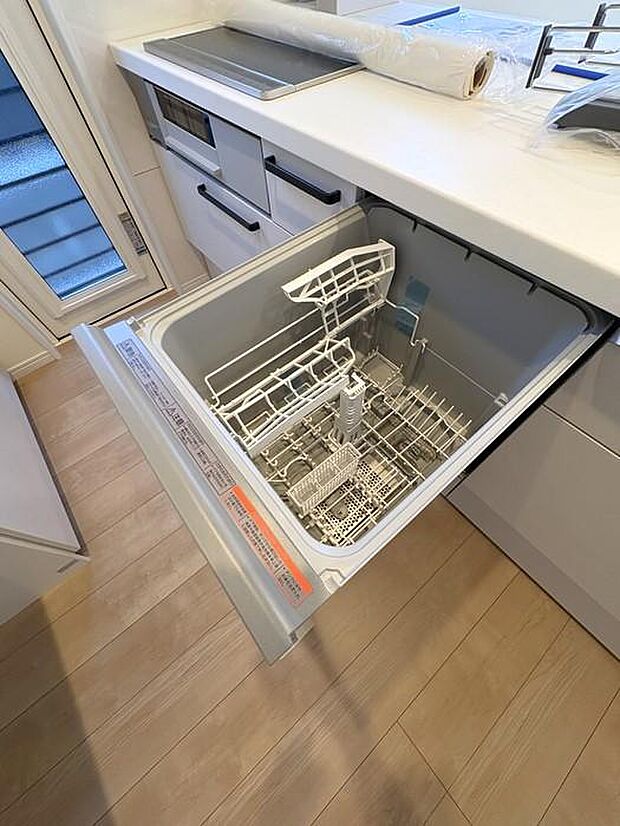 SUMiTASの新築戸建には食洗器が備え付けられております♪食器を洗う時間を短縮♪家族との憩いの時間に繋がりますね♪